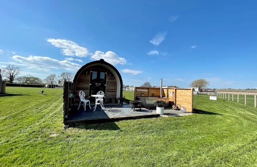Rhuddlan Alquiler De RV | An idyllic rural setting on a working farm only a short walk to the village!