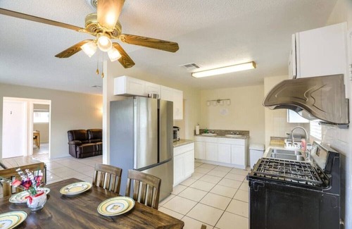 Chinatown Casa | 376) Modern Home - sleeps 6!