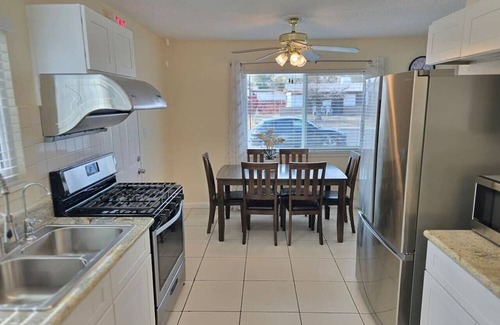 Chinatown Casa | 376) Modern Home - sleeps 6!