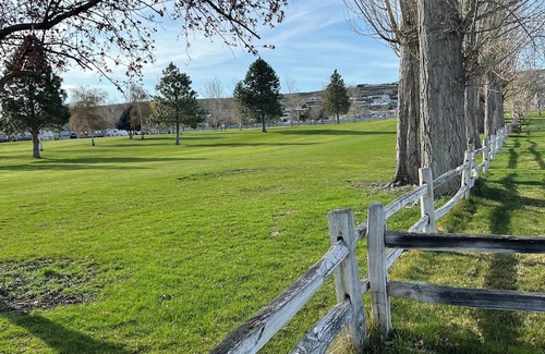 Moses Lake Casa | Charming bungalow on legacy golf coarse next to potholes reservoir.