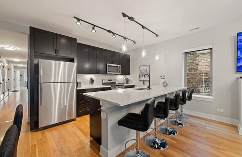 Heart of Chicago Apartamento | Cozy Chicago 3BD 2Bath Retreat with Balcony