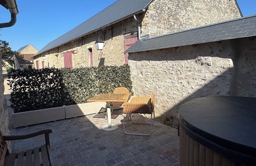 Allainville Cabaña | Farmhouse cottage with private jacuzzi