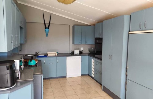 Cannon Rocks Casa | Tranquil 3-bedroom house with WiFi in Boknes Strand in the bush