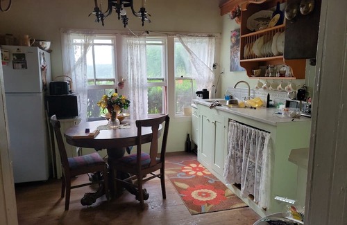 East Haddam Cabina | Cottage on the Moodus Reservoir go back in time enjoy a quite get away .