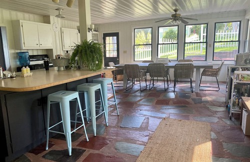 Cooperstown - Otsego Lake Cabina | 4-bedroom Lakefront Cabin in Cooperstown with AC, walk to Glimmerglass Opera
