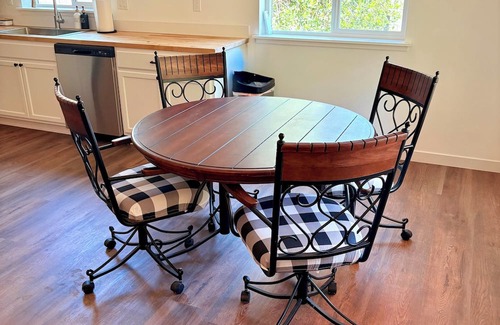 Riggins Casa | Main Street Retreat! Charming 3 Bedroom House in the heart of Riggins!