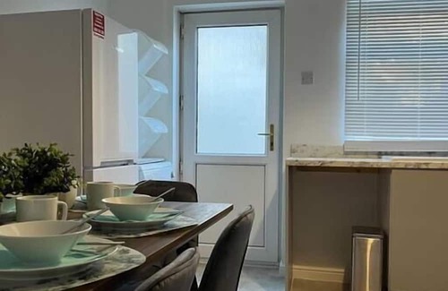 Margam Apartamento | Morriston Accommodation - TV in Every Bedroom!