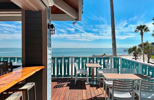 Pinellas Point Casa | Modern Beach Retreat: Stylish Unit w/ Oceanfront Balcony, Marina Dining