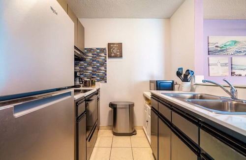 La Pared Apartamento | Captain’s Beachfront Pool and Parking