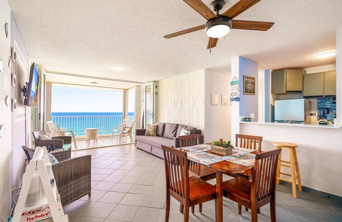 La Pared Apartamento | Captain’s Beachfront Pool and Parking