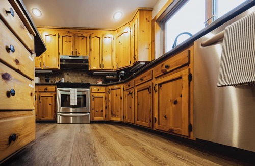 Arlington Cabina | Riverfront - Log Home - Hot Tub - Game Room