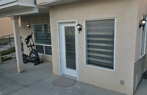 Chestermere Apartamento | Cozy 2-Bedroom Suite: 5 Minutes Walk To Chestermere Lake