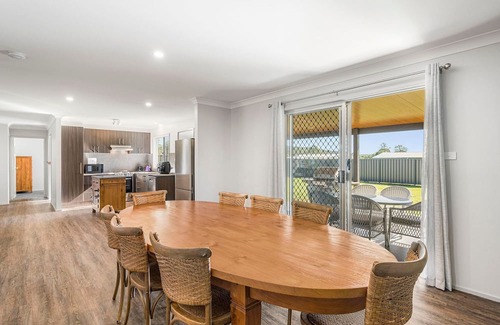 Kew Casa | Kew Golf Shack - linen supplied, guest wifi available