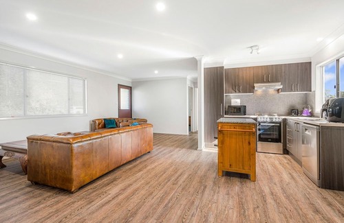 Kew Casa | Kew Golf Shack - linen supplied, guest wifi available