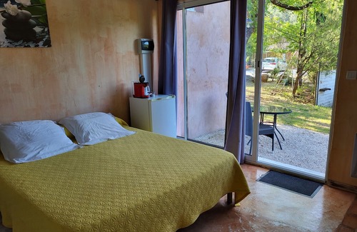 Vagnas Cama Y Desayuno | Chambre BAMBOU with terrace, private entrance, swimming pool and parking lot