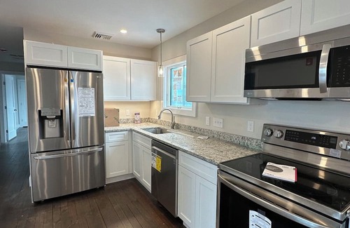 Westerly Apartamento | NEW Spacious 4BR on River Above Top Breakfast Spot with A/C in Quaint Stonington
