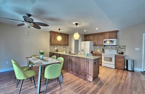 Grand Bend Casa | Walk to Grand Bend Main Beach | Sleeps 8 | Family Friendly | Heart of Grand Bend