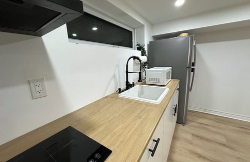 Alderwood Casa | Modern stay Minutes from YYZ and Rogers Centre with own washroom&kitchen