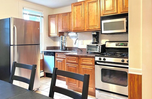 Historic Downtown Apartamento | Beautiful large apartment, fast commute to NYC, Laundry, Parks!
