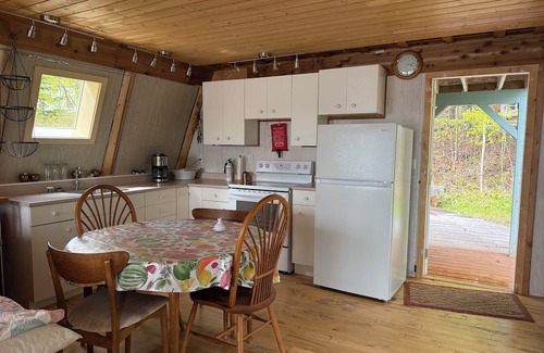 Regional District of Fraser-Fort George Cabina | Cozy lakefront cabin on Nukko Lake.