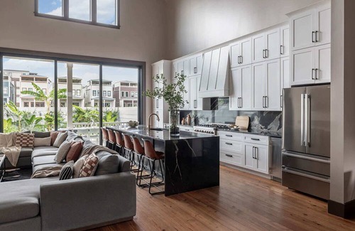 Faubourg Lafayette Hotel | Two Luxe NOLA Homes | Heated Pools & Spas