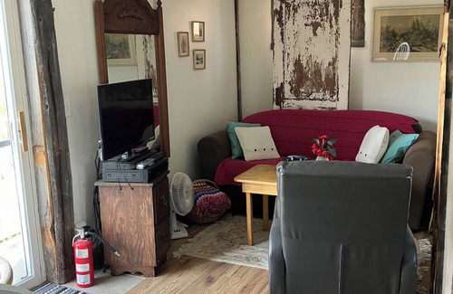 Cochrane Cabina | Small Vintage Ranch Accomidation