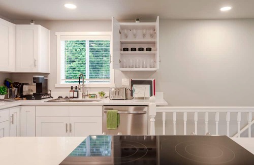 Bryn Mawr-Skyway Casa | Cozy and Bright Renovated 2B Lower (private entry)