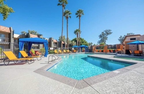 Mesa Apartamento | Sleek Escape - Near Hospitals/Airport - Workspace