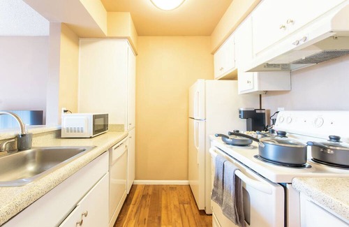Mesa Apartamento | Sleek Escape - Near Hospitals/Airport - Workspace