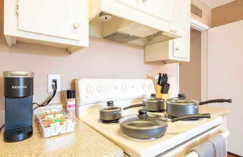 Mesa Apartamento | Sleek Escape - Near Hospitals/Airport - Workspace
