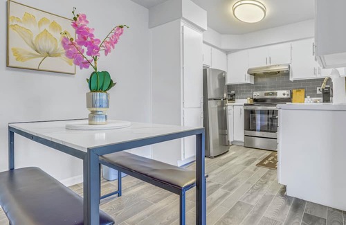 Mesa Apartamento | Sanctuary - Near Hospitals/Airport - Work Spot