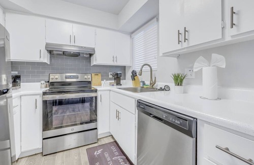 Mesa Apartamento | Sanctuary - Near Hospitals/Airport - Work Spot