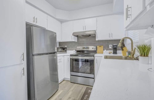 Mesa Apartamento | Sanctuary - Near Hospitals/Airport - Work Spot