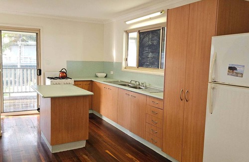 Eurong Casa | Fraser Island.Rays Place Eurong 4BR Home ,Ocean Views, BBQ Hut & Verandahs –