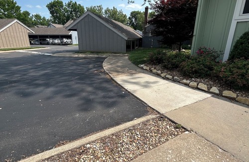 Lenexa Casa | Charming, 2 Bed, 1 bath one- level TH w private patio w/in 2 mi of hospital