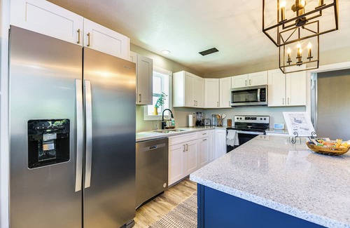 Long Mott Cabina | Bleu Bayou ~ Quiet Waterfront River Retreat w/Private Dock and Ramp