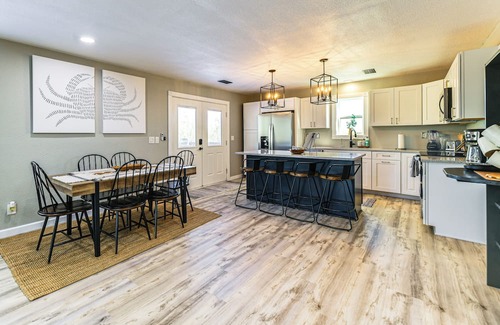 Long Mott Cabina | Bleu Bayou ~ Quiet Waterfront River Retreat w/Private Dock and Ramp