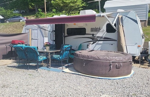 Waverly Alquiler De RV | Cozy travel trailer minute walk to Lakewhite WiFi and AC in beautiful Waverly