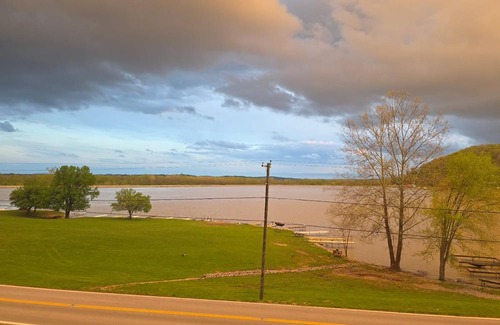 Waverly Alquiler De RV | Cozy travel trailer minute walk to Lakewhite WiFi and AC in beautiful Waverly