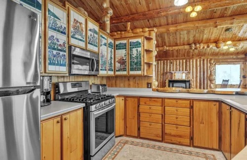 Harding-Birch Lakes Cabina | 3-bedroom Log Cabin in Charming Salcha with Free WiFi, Mountain Views & Private