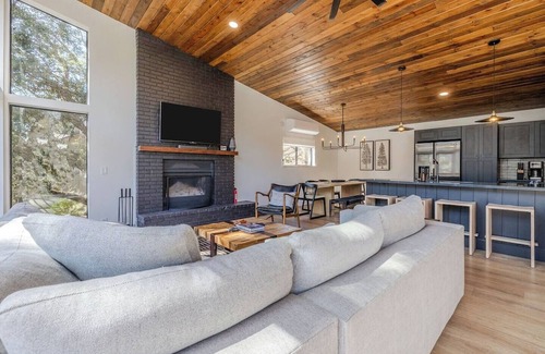 Camp Nelson Casa | A House in the Mountains - Modern Spacious & Views