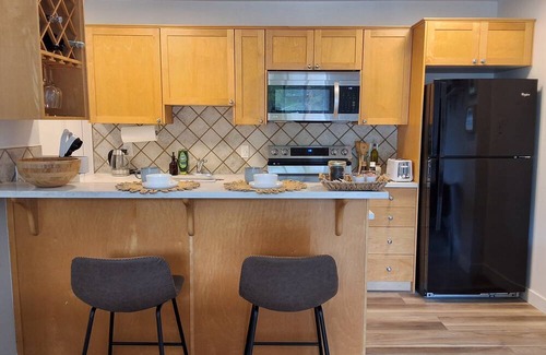 Lower Mount Royal Condominio | Chic Apt Near Stampede