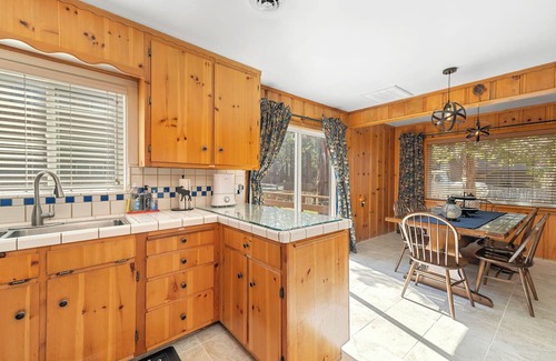 Al Tahoe Cabina | Regan Beach Cabin Retreat: 5BR home 1 block to Regan Beach, Lake Tahoe