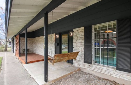 Blackshear-Prospect Hill Casa | Huge 4 Bedroom MCM House, Walk to Downtown!