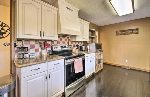 Kodak Casa | Cozy Cabin | Hot Tub, Views, Near Smoky Mountains!