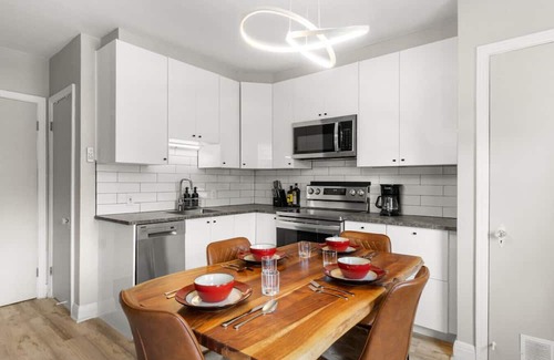 Rosemont-La Petite-Patrie Apartamento | Star Pop Art | Chic & vibrant 1 BR FREE PARKING
