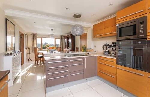 Broughton Casa | Perfect family getaway in the stunning Test Valley with a swimming pool!