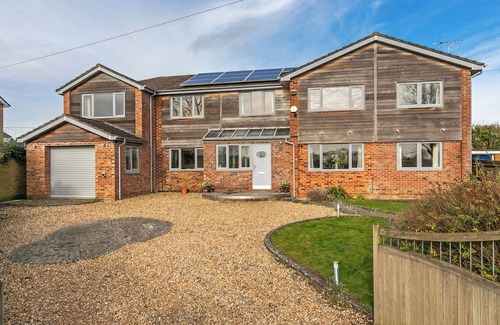 Broughton Casa | Perfect family getaway in the stunning Test Valley with a swimming pool!