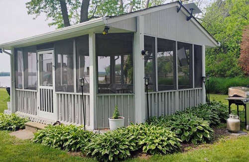 St. Michaels Cabaña | Cottage #5 White Swan At Water with Deck