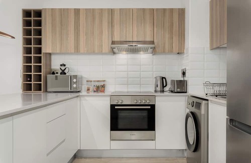 Flora Park Apartamento | Modern Greenpoint Getaway